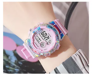 Primer plano de un reloj deportivo digital rosa iridiscente usado en la muñeca