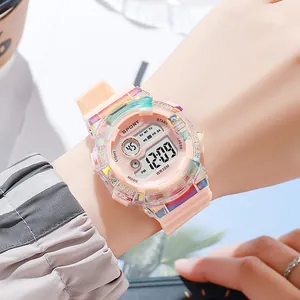 Reloj deportivo digital iridiscente para estudiantes con correa rosa e impermeable.
