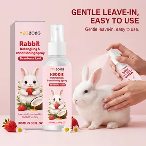 Aplicación del spray desenredante de fresa YEGBONG sobre el pelaje de un conejo blanco.