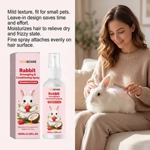 Primer plano de spray acondicionador para conejos y mujer cepillando un conejo blanco