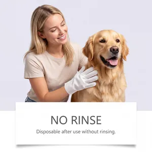 Mujer usa guante de limpieza desechable para perros en un perro golden retriever.