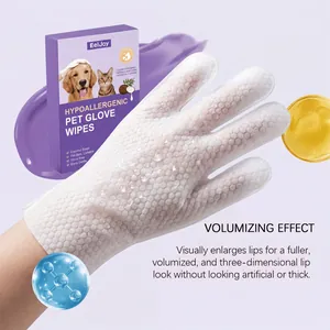 Vista macro detallada del guante de limpieza blanco para mascotas con gotas de agua