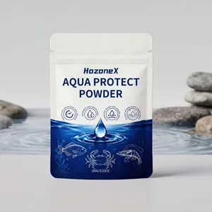 Detailansicht des HozoneX Aqua Protect Pulverbeutels in einer ruhigen Teichumgebung