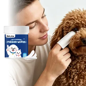 Detalle de una toallita para dedos EelJoy limpiando suavemente la zona de los ojos de un perro.