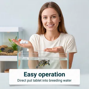 Detailansicht der Wasserpflegetabletten für Schildkröten beim Einlegen in den Zuchttank