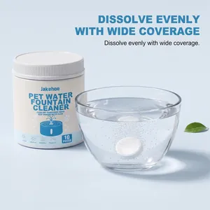 Dettaglio di una pastiglia detergente per fontanelle per animali che si scioglie bene.