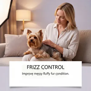 Scène d'une femme caressant un chien au pelage soyeux, soulignant l'effet anti-frisottis.