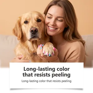 Gros plan d'un vernis à ongles rose et bleu longue durée sur les griffes d'un chien