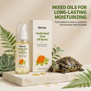Détail du spray EelJoy pour carapace de tortue avec plantes et une tortue vivante