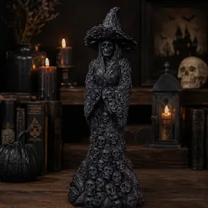 Dettagliata statuetta di strega scheletro in resina su teschi per Halloween