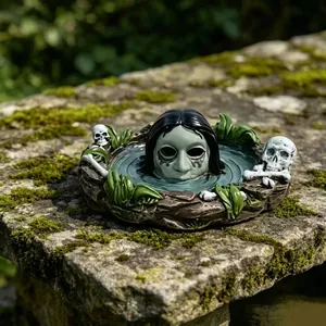 Detailansicht eines Halloween-Harzornaments mit Geisterkopf und Totenköpfen