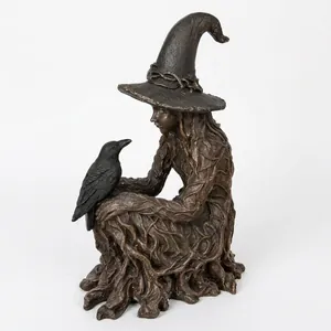 Vue détaillée d'une statue de sorcière d'Halloween avec corbeau en résine de qualité
