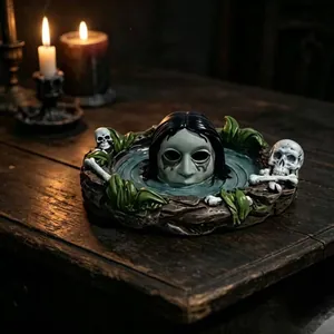 Nahaufnahme eines Horror-Schädel-Ornaments aus Harz für gruselige Halloween-Tischdeko