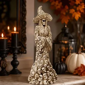 Vista dettagliata di una statua di strega di Halloween fatta di piccoli teschi in resina