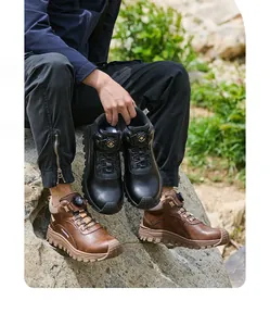Détail de bottes de sécurité imperméables avec laçage rotatif et semelle en Kevlar.