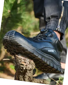 Vue détaillée d'une chaussure de sécurité étanche avec semelle antidérapante et boucle rotative