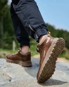Bottes de sécurité marron avec semelle à crampons et système de laçage à disque