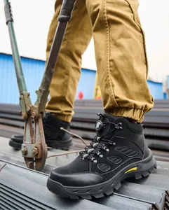 Primer plano de botas de seguridad negras de caña alta con cierre de perilla en obra