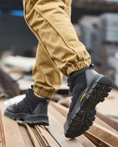 Botas de seguridad negras de caña alta con punta de acero en una obra industrial