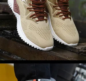 Detalle de calzado de seguridad kaki transpirable con suelas reforzadas de protección.