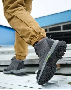 Primer plano de botas de seguridad para hombre con suela antideslizante para trabajo.