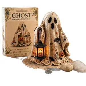 Kit patchwork fai-da-te di Halloween con un piccolo fantasma accogliente e lanterna.