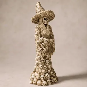 Dettaglio della statua di Halloween con scheletro di strega in resina
