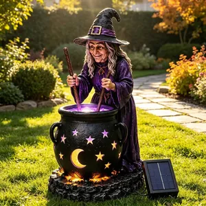 Vista detallada de la estatua de bruja de Halloween solar con caldero brillante en jardín
