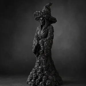 Dettaglio ravvicinato di una spaventosa statua di strega di Halloween fatta di teschi