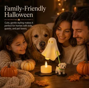 Primer plano de una simpática estatua de fantasma y perro luz nocturna LED de Halloween