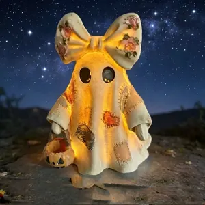 Vista dettagliata della statuetta fantasma patchwork con luce calda per Halloween.