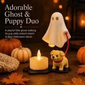 Primer plano de una figura de Halloween de fantasma y perrito con vela LED integrada