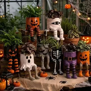 Festliche Halloween-Harz-Pflanzgefäße mit hängenden Beinen in einer Gartenumgebung.