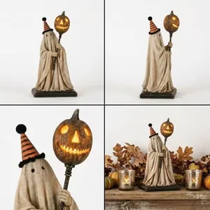 Vue détaillée d'une figurine de fantôme avec un bâton citrouille lumineux d'Halloween