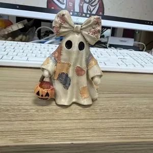 Statuetta di fantasma patchwork shabby chic con fiocco floreale e secchiello zucca Halloween.