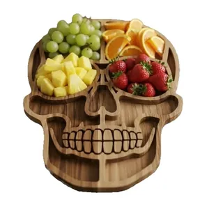 Halloween Servierbrett aus Holz in Totenkopfform mit Fächern für Vorspeisen