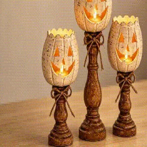 Dettaglio del set di portacandele a zucca bianca rustica su legno