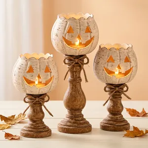 Set di tre portacandele a forma di zucca bianca rustica su supporti in legno vintage