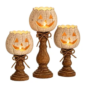 Set di tre portacandele a forma di zucca bianca rustica su piedistalli in legno per decorazioni