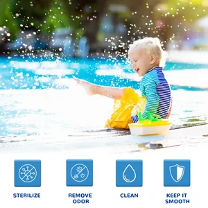 Niño feliz jugando en agua cristalina de la piscina con salpicaduras brillantes