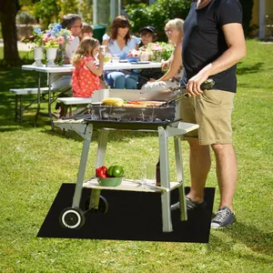 Schwarze quadratische Grill-Feuerschutzmatte zum Schutz des Rasens unter dem Außengrill