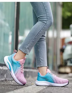 Vista detallada de zapatos de seguridad ligeros para mujer con punta de acero en degradado azul-rosa
