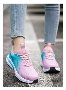 Detalle de zapatos de seguridad ligeros con puntera de acero para mujer en rosa y azul