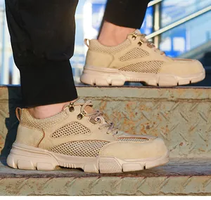 Vue détaillée de chaussures de sécurité kaki respirantes sur escalier industriel