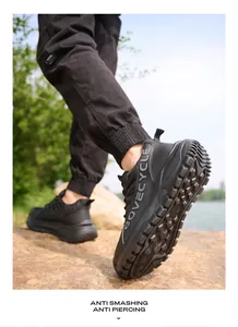 Primer plano de zapatos de seguridad negros ligeros con suela de tacos antiperforación