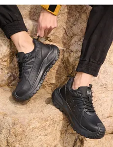 Detalle de los zapatos de seguridad con punta de acero negros para el trabajo