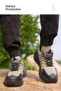 Detalle de zapatos de seguridad caqui transpirables con punteras de acero protectoras