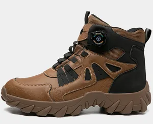 Perfil lateral de botas de seguridad marrones altas con sistema de cordones con perilla
