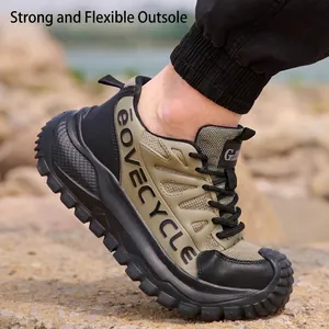 Zapato de seguridad caqui duradero con suela flexible y puntera de acero.