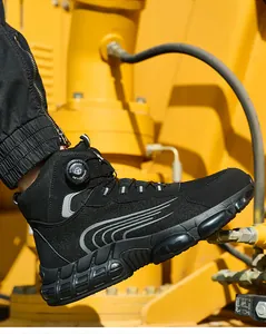 Vista detallada de zapatos de seguridad negros con cierre de perilla en maquinaria